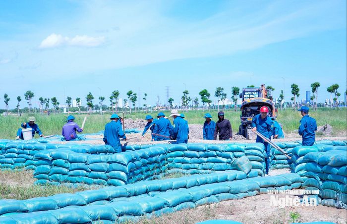 Các lực lượng đang tiếp tục xây dựng các hạng mục phục vụ diễn tập. Ảnh: Phạm Bằng