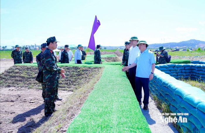 Bí thư Tỉnh ủy, Trưởng đoàn ĐBQH tỉnh Nguyễn Khắc Thận cùng đoàn đã đến khảo sát địa điểm triển khai Vòm phòng không bền vững. Ảnh: Phạm Bằng
