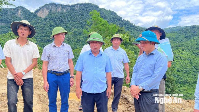 Đồng chí Nguyễn Văn Đệ - Ủy viên Ban Thường vụ Tỉnh ủy, Phó Chủ tịch UBND tỉnh kiểm tra thực tế tại các khu tái định cư trên địa bàn xã Mỹ Lý.