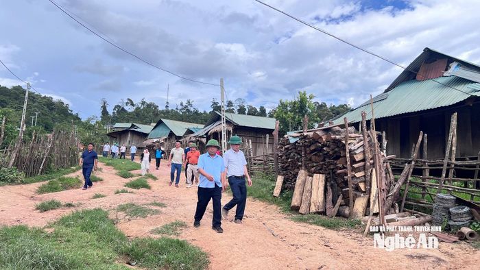 Đồng chí Nguyễn Văn Đệ - Phó Chủ tịch UBND tỉnh kiểm tra thực tế đời sống và điều kiện sinh hoạt của người dân bản Kẻo Nam, xã Bắc Lý.