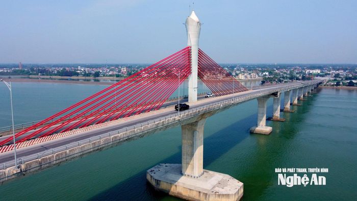 Cầu Cửa Hội qua Sông Lam. Ảnh: Quang An