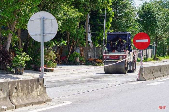 Cụ thể, những vị trí mặt đường bị lún, trồi được cào bóc toàn bộ lớp bê tông nhựa hư hỏng bằng máy cào chuyên dụng, xử lý lại bề mặt trước khi tưới nhựa dính bám, thảm lớp bê tông nhựa nóng mới và lu lèn nhiều lượt để bảo đảm độ chặt, độ bằng phẳng theo thiết kế. Các mũi thi công được bố trí cuốn chiếu nhằm vừa sửa chữa vừa bảo đảm giao thông thông suốt trên tuyến.