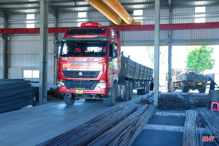 Việc vận chuyển hàng hóa với khối lượng lớn cần phải có các xe tải hạng nặng.