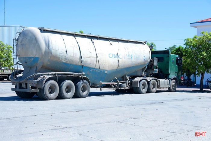Xe tải hạng nặng chuyên chở xi măng từ các tỉnh, thành phố ở phía Bắc nhập về Hà Tĩnh.