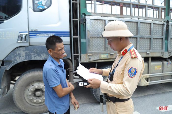 Lực lượng CSGT kiểm tra điều kiện tham gia giao thông với tài xế điều khiển xe tải.