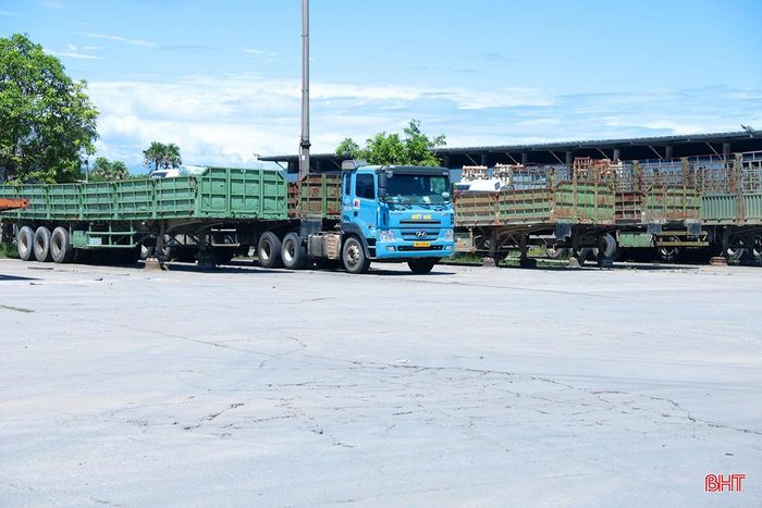 Xe đầu kéo, xe kéo rơ-moóc, sơ mi rơ-moóc nằm tại bãi đỗ của Công ty TNHH Thương mại và dịch vụ vận tải Viết Hải.