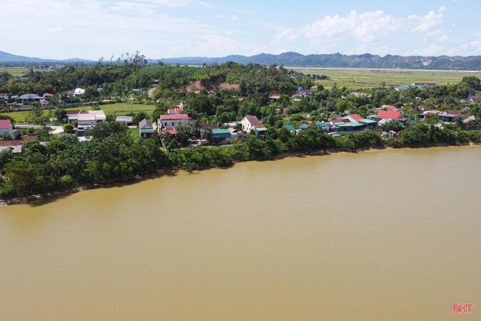 Trước thực trạng tuyến kè xuống cấp nghiêm trọng, vừa qua, UBND tỉnh Hà Tĩnh đã phê duyệt Dự án Kè chống sạt lở bờ sông Ngàn Sâu đoạn qua xã Tứ Mỹ với tổng mức đầu tư 120 tỷ đồng nhằm mục tiêu bảo vệ an toàn khu dân cư, hạ tầng ven sông và tạo động lực phát triển cho địa phương.
