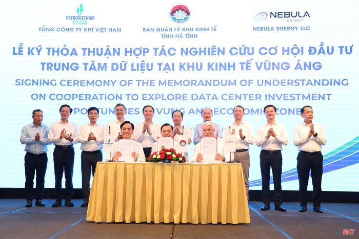  Dưới sự chứng kiến của các đồng chí lãnh đạo tỉnh, Ban Quản lý KKT tỉnh Hà Tĩnh, Tổng Công ty Khí Việt Nam (PV GAS) và Tập đoàn Nebula Energy đã ký kết thỏa thuận hợp tác nghiên cứu cơ hội đầu tư Trung tâm Dữ liệu tại KKT Vũng Áng. 