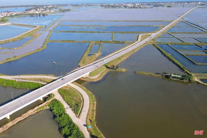 Trong quy hoạch điều chỉnh, giao thông được đặt trong mối quan hệ với các hành lang kinh tế, các cực tăng trưởng và chuỗi đô thị.