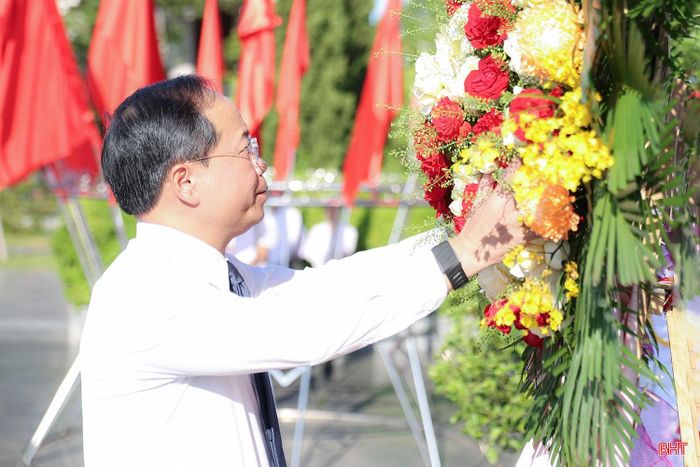 Đồng chí Nguyễn Duy Lâm - Bí thư Tỉnh ủy, Trưởng đoàn ĐBQH tỉnh dâng hoa tại Khu lưu niệm Bác Hồ về thăm Hà Tĩnh.