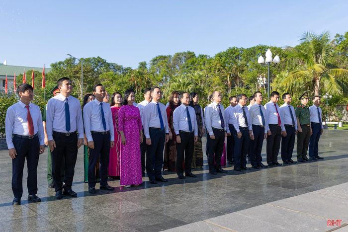 Các đồng chí lãnh đạo tỉnh đã đến đặt vòng hoa, dâng hương thành kính tưởng niệm Chủ tịch Hồ Chí Minh tại Khu lưu niệm Bác Hồ về thăm Hà Tĩnh (phường Thành Sen).