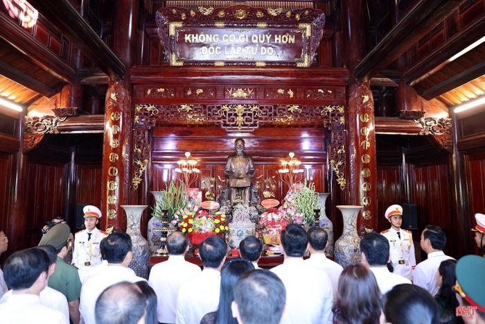 Trong không khí trang nghiêm và thành kính, đoàn cán bộ lãnh đạo tỉnh Hà Tĩnh dâng nén tâm hương, bày tỏ lòng biết ơn vô hạn đối với công lao to lớn của Chủ tịch Hồ Chí Minh đối với sự nghiệp cách mạng của Đảng và dân tộc.