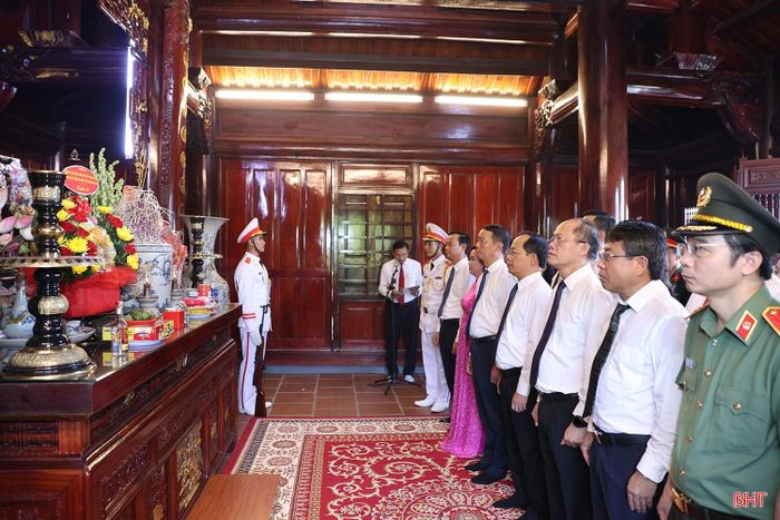 Các đồng chí lãnh đạo tỉnh dâng hương tại Nhà lưu niệm Bác Hồ.
