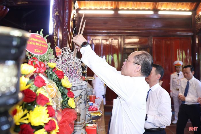 Đồng chí Nguyễn Hồng Lĩnh - Phó Bí thư Thường trực Tỉnh ủy, Chủ tịch HĐND tỉnh dâng hương tưởng niệm Chủ tịch Hồ Chí Minh.