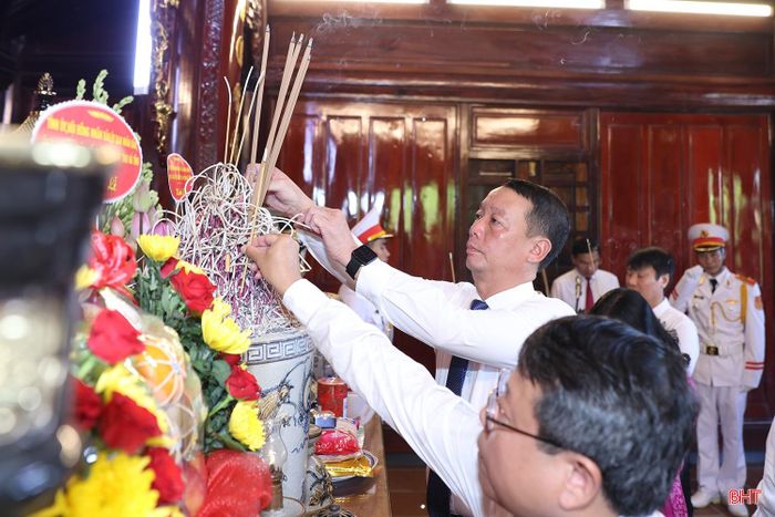 Đồng chí Phan Thiên Định - Phó Bí thư Tỉnh ủy, Chủ tịch UBND tỉnh dâng hương tưởng niệm Chủ tịch Hồ Chí Minh.