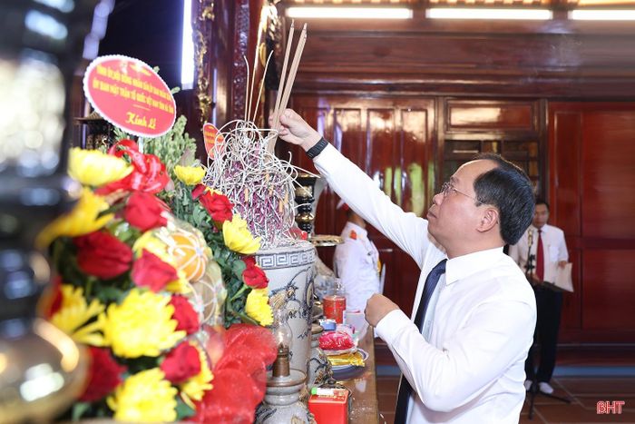 Đồng chí Nguyễn Duy Lâm - Bí thư Tỉnh ủy dâng hương tưởng niệm Chủ tịch Hồ Chí Minh.