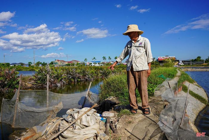 Hệ thống đê bao xuống cấp, kênh dẫn nước chưa được đầu tư bài bản, tiềm ẩn nguy cơ ô nhiễm nguồn nước và phát sinh dịch bệnh.