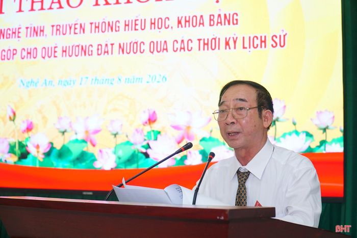 ThS. Đại tá Nguyễn Trọng Thắng - Phó Chủ tịch Hội Khoa học Lịch sử tỉnh Hà Tĩnh trình bày báo cáo đề dẫn tại hội thảo.