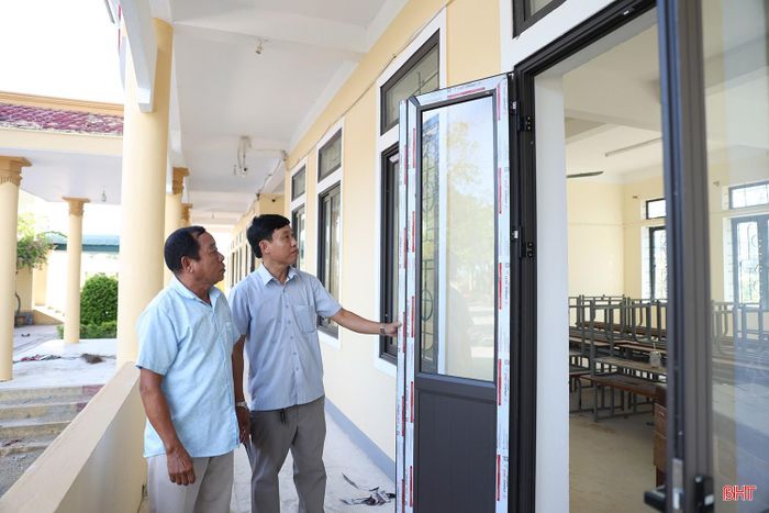 Giáo viên Trường THCS Lê Hồng Phong (xã Thạch Khê) kiểm tra công tác đầu tư, nâng cấp, cải tạo cơ sở vật chất trước thềm năm học mới.