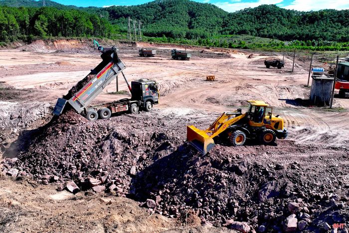 Máy móc, phương tiện được huy động san gạt mặt bằng.