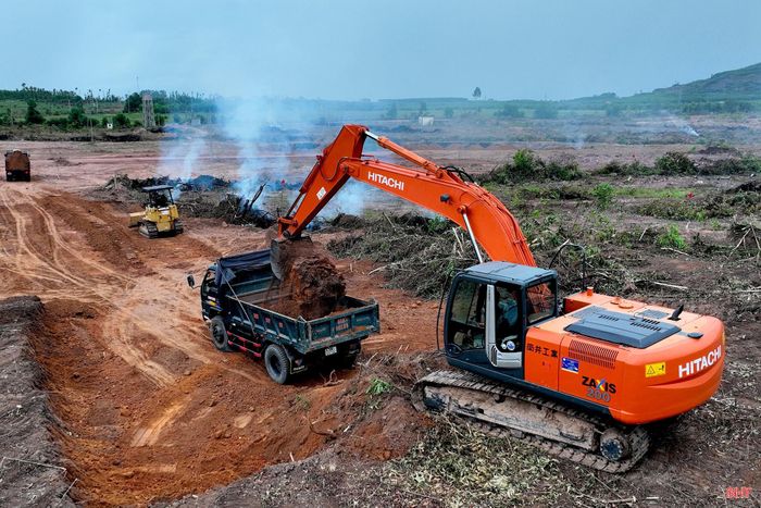 Nhà đầu tư tổ chức đồng loạt nhiều mũi thi công, tăng ca, tăng kíp để đẩy nhanh tiến độ.