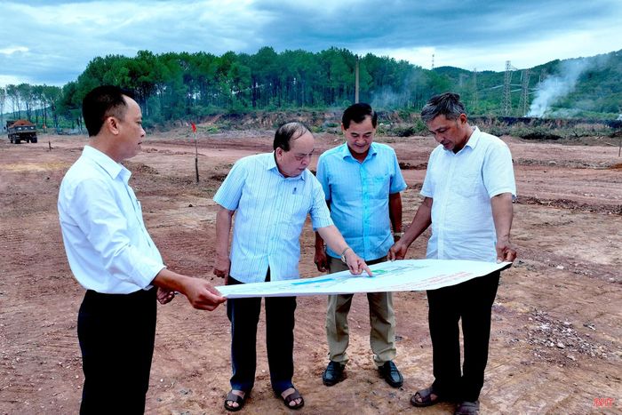 Lãnh đạo Tập đoàn Quế Lâm kiểm tra thực địa dự án Tổ hợp kinh tế nông nghiệp hữu cơ tuần hoàn, sinh thái 4F Quế Lâm tại Hà Tĩnh.