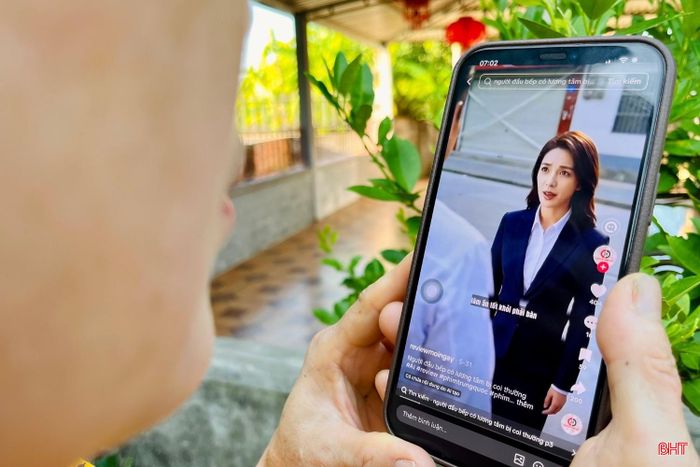 Bà Nguyễn Thị Hồng (xã Cẩm Xuyên) lo lắng về sức ảnh hưởng của phim ngắn đối với người trẻ.