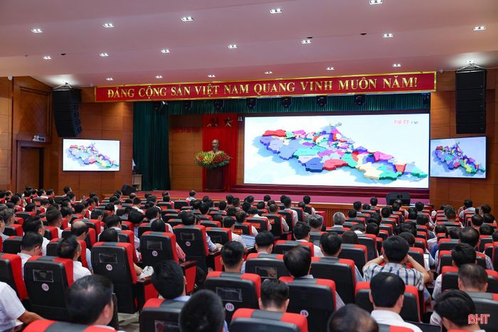 Đại biểu theo dõi phóng sự điều chỉnh Quy hoạch tỉnh thời kỳ 2021 - 2030, tầm nhìn đến năm 2050.