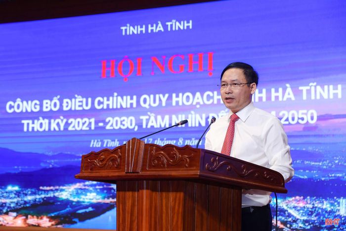 Đồng chí Nguyễn Đức Thắng - Phó Giám đốc Sở Tài chính tham luận về các giải pháp sử dụng hiệu quả các nguồn lực thực hiện quy hoạch.
