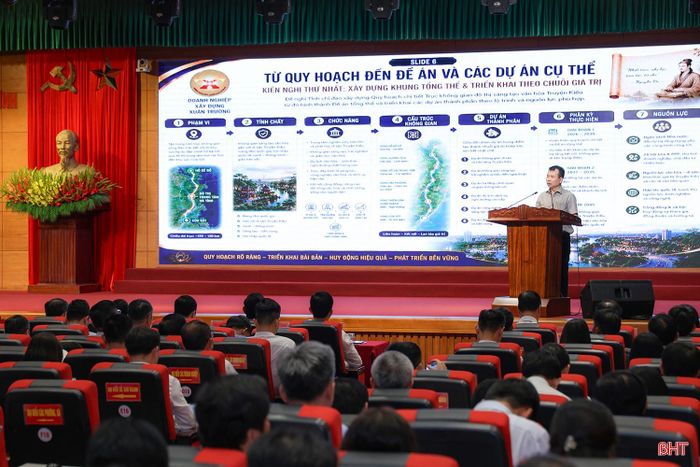 Ông Đỗ Thành Chung - Phó Giám đốc Doanh nghiệp Xây dựng Xuân Trường tham luận về chủ đề phát huy giá trị văn hóa, di sản gắn với phát triển du lịch và công nghiệp văn hóa.
