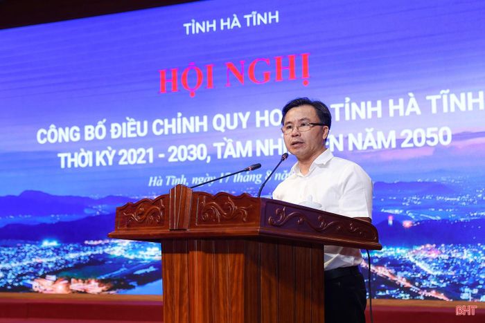 Đồng chí Lê Ngọc Huấn - Giám đốc Sở NN&MT tham luận về phát huy nguồn lực tài nguyên khoáng sản thực hiện quy hoạch.