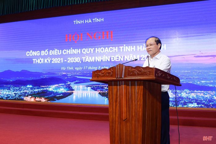 Đồng chí Nguyễn Hoài Sơn - Bí thư Đảng ủy, Chủ tịch HĐND phường Sông Trí tham luận về các giải pháp giải phóng mặt bằng thực hiện các dự án trọng điểm.