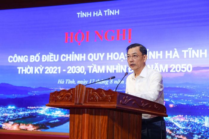 Đồng chí Trần Việt Hà - Ủy viên BTV Tỉnh ủy, Trưởng ban Quản lý KKT tỉnh tham luận về phát huy lợi thế năng lượng, hình thành trung tâm dữ liệu và các ngành công nghiệp công nghệ cao, tạo đột phá cho KKT Vũng Áng.