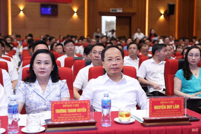 Đồng chí Nguyễn Duy Lâm - Ủy viên Trung ương Đảng, Bí thư Tỉnh ủy, Trưởng đoàn ĐBQH tỉnh và đại biểu tham dự hội nghị.