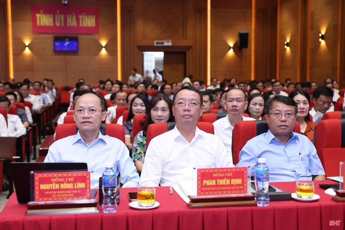 Các đồng chí: Nguyễn Hồng Lĩnh - Phó Bí thư Thường trực Tỉnh ủy, Chủ tịch HĐND tỉnh; Phan Thiên Định - Phó Bí thư Tỉnh ủy, Chủ tịch UBND tỉnh và đại biểu dự hội nghị.
