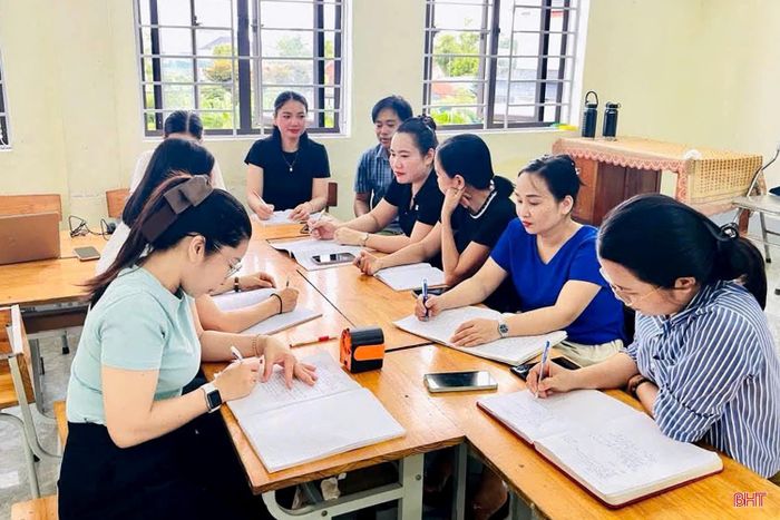 Giáo viên các trường học tập trung nghiên cứu chuyên môn, chuẩn bị hành trang bước vào năm học mới.