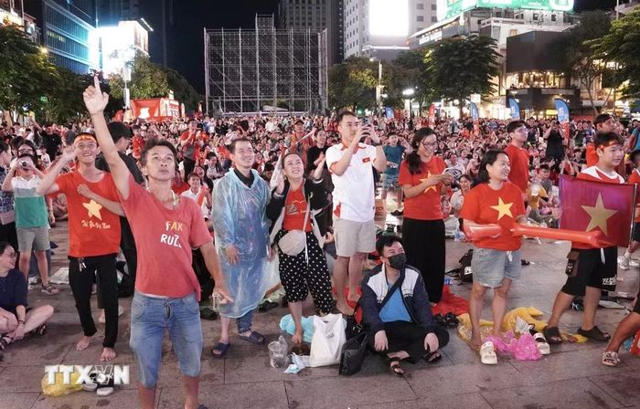 Hàng nghìn người hâm mộ cùng hướng về màn hình LED, dõi theo từng bước chạy của các cầu thủ đội tuyển Việt Nam, hòa chung không khí cổ vũ cuồng nhiệt và tiếp lửa cho đội tuyển. (Ảnh: Trung Tuyến/TTXVN)