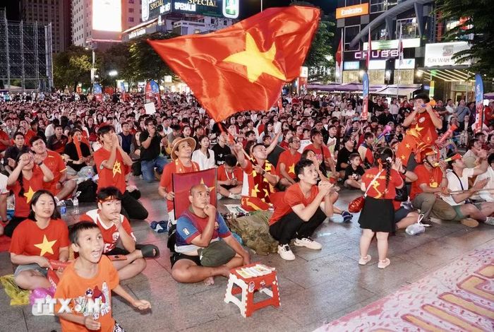 Sắc cờ đỏ sao vàng tiếp lửa cho đội tuyển Việt Nam trên phố đi bộ Nguyễn Huệ, Thành phố Hồ Chí Minh. (Ảnh: Trung Tuyến/TTXVN)