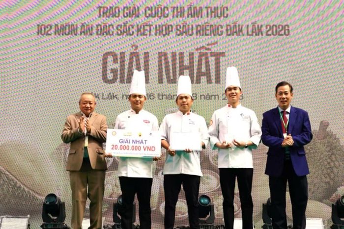 Ban tổ chức cuộc thi trao giải Nhất tặng đội thi đến từ TP Hồ Chí Minh. (Ảnh: Báo Đắk Lắk)