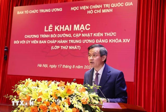 Phó Giáo sư-Tiến sỹ Đoàn Minh Huấn, Ủy viên Bộ Chính trị, Giám đốc Học viện Chính trị Quốc gia Hồ Chí Minh, Phó Trưởng ban Thường trực Ban Chỉ đạo Chương trình phát biểu. (Ảnh: Văn Điệp/TTXVN)