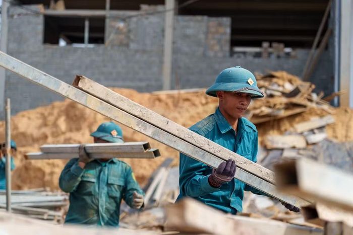 Tinh thần đoàn kết quân dân đã tạo nên không khí lao động hăng say, vượt mọi rào cản về địa chất và thời tiết. (Ảnh: Thanh Phong/Vietnam+)