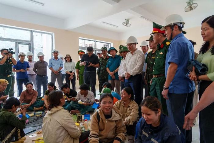 Chủ tịch Ủy ban nhân dân thành phố Đà Nẵng Nguyễn Mạnh Hùng (áo trắng, đứng giữa) trực tiếp động viên lực lượng thi công tại hiện trường. (Ảnh: Thanh Phong/Vietnam+)