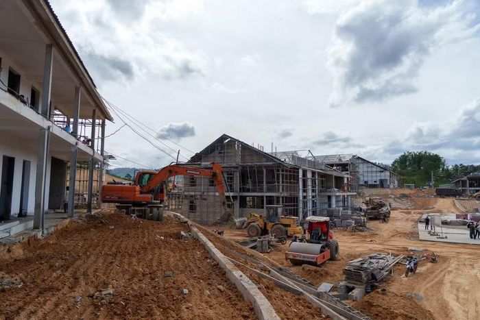 Máy móc hạng nặng được huy động tối đa trên công trường rộng lớn. (Ảnh: Thanh Phong/Vietnam+)