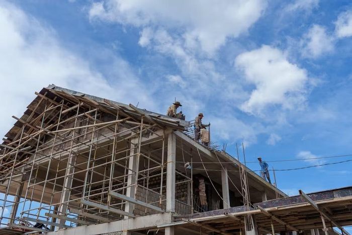 Do địa phương thiếu lao động, hơn 500 công nhân được huy động từ dưới xuôi lên để duy trì tiến độ cấp bách. (Ảnh: Thanh Phong/Vietnam+)