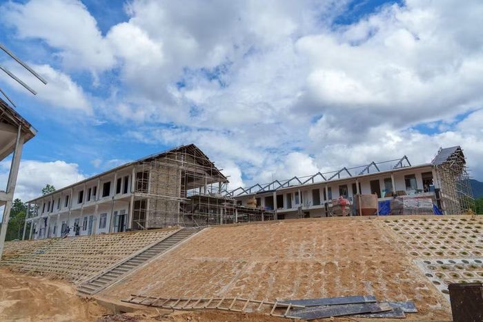 Nhiều khối nhà hiệu bộ và lớp học đã hoàn thành 100% phần thô, đứng vững chãi giữa màu xanh của đại ngàn. (Ảnh: Thanh Phong/Vietnam+)