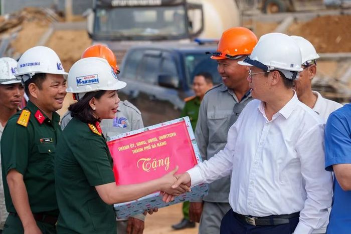 Chủ tịch Ủy ban nhân dân thành phố Đà Nẵng Nguyễn Mạnh Hùng (áo trắng, bên phải) trực tiếp tặng quà và động viên các đơn vị thi công đã vượt khó hoàn thành kịp tiến độ nhiều hạng mục dự án. (Ảnh: Thanh Phong/Vietnam+) ​ ​ ​ ​ ​ ​ ​ ​ ​ ​ ​ ​ ​ ​ ​ ​ ​ ​ ​ ​ ​ ​ ​ ​ ​ ​ ​ ​ ​ ​ ​ ​ ​ ​ ​ ​ ​ ​ ​ ​ ​ ​ ​ ​ ​ ​ ​ ​ ​ ​ ​
