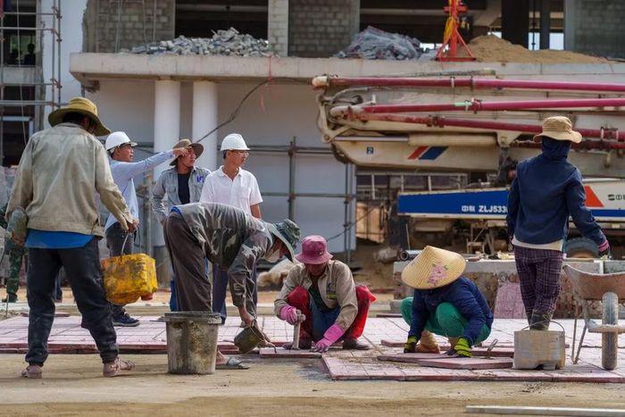 Vì không có điện ba pha, các nhà thầu phải chạy máy phát điện ròng rã suốt nhiều tháng để phục vụ công tác hoàn thiện cơ điện ngoài nhà. (Ảnh: Thanh Phong/Vietnam+)