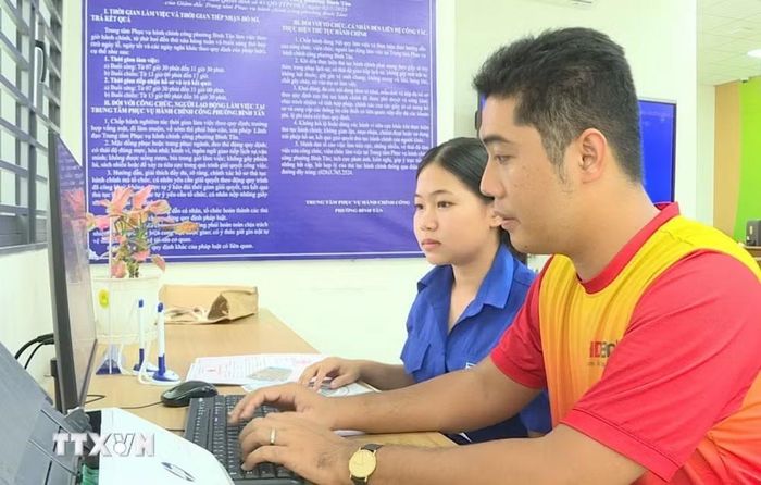 Tại các Trung tâm Phục vụ hành chính công phường An Lạc, người dân có thể thao tác nộp hồ sơ trực tuyến dưới sự đồng hành hỗ trợ của các "đại sứ số". (Ảnh: Hữu Duyên/TTXVN)