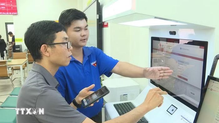 Cùng với công nghệ là các đội hình “Mùa hè số,” “Đại sứ số,” Tổ xung kích chuyển đổi số trực tiếp hướng dẫn những trường hợp chưa quen thao tác. (Ảnh: Hữu Duyên/TTXVN)