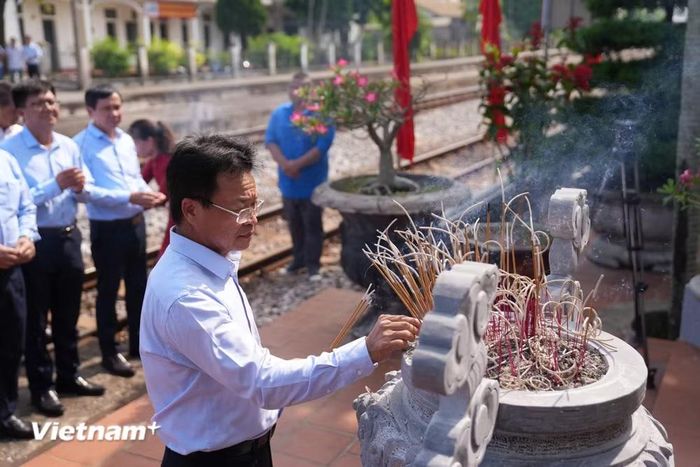 Tri ân các Anh hùng liệt sỹ, các thế hệ thanh niên xung phong cũng chính là gìn giữ lịch sử, truyền thống của ngành Đường sắt Việt Nam. (Ảnh: Việt Hùng/Vietnam+)